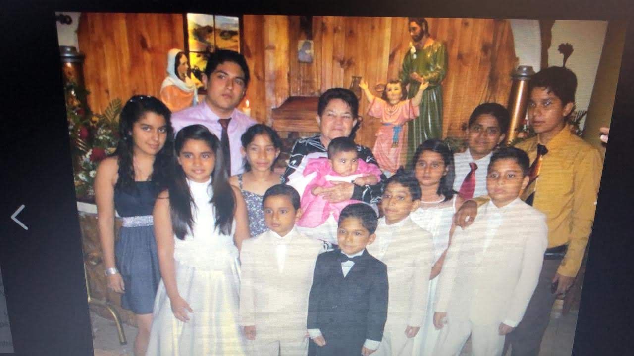Todos los primos reunidos y arreglados para una celebración.