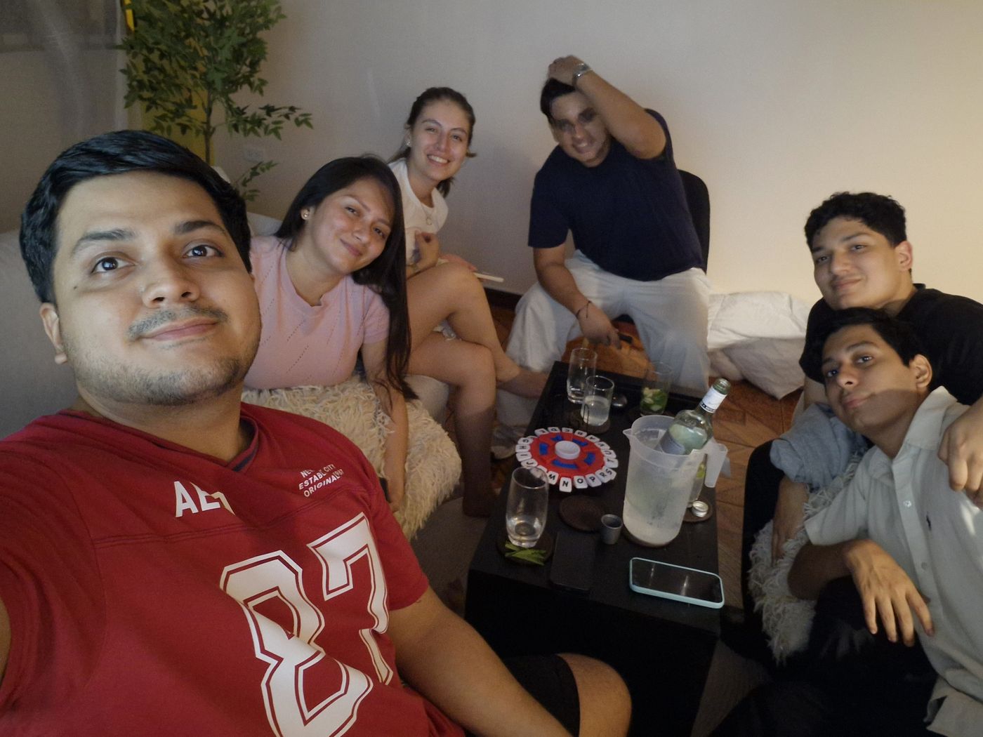 Reunidos en casa una noche.