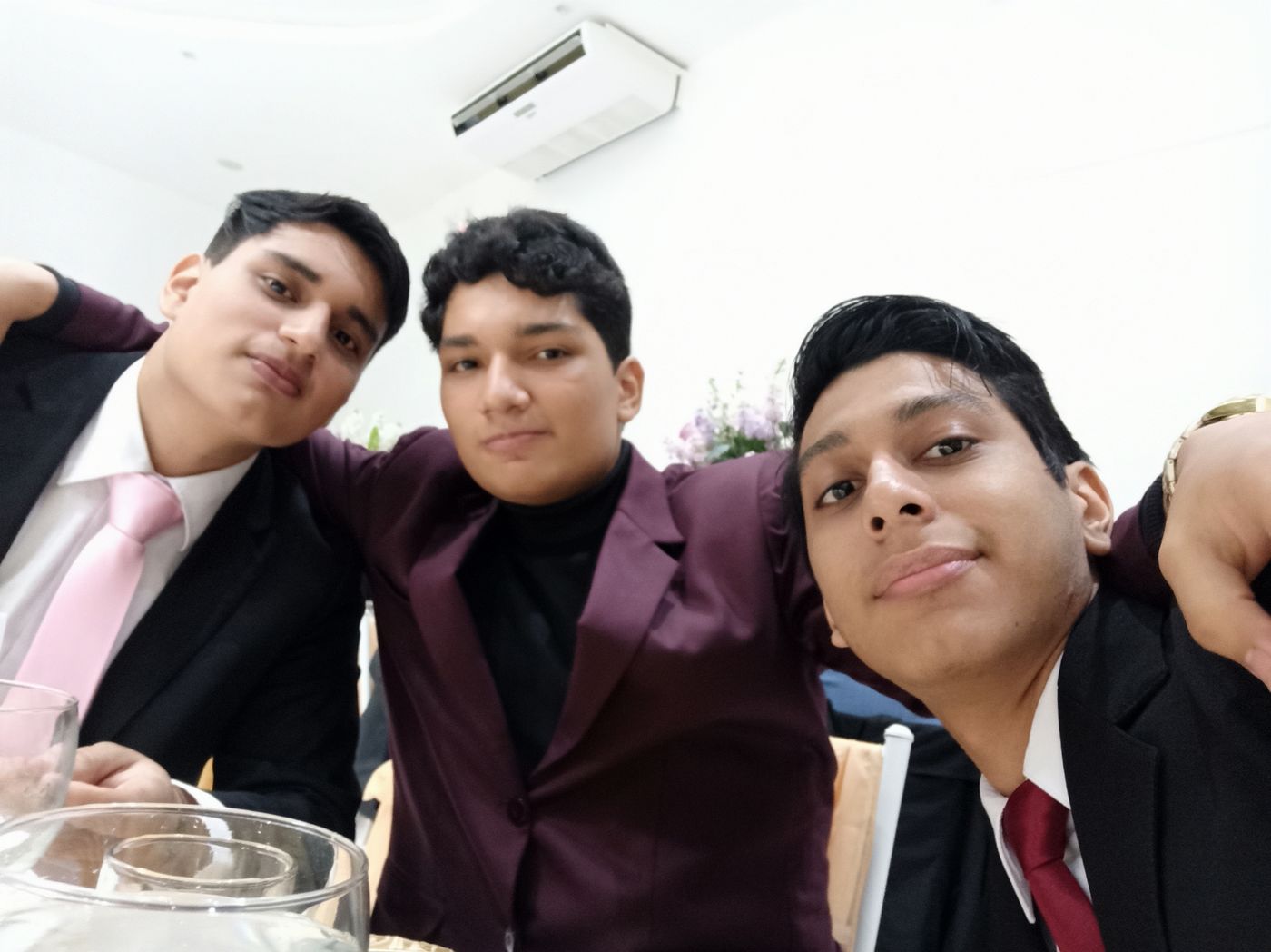 Los tres de traje en una fiesta.